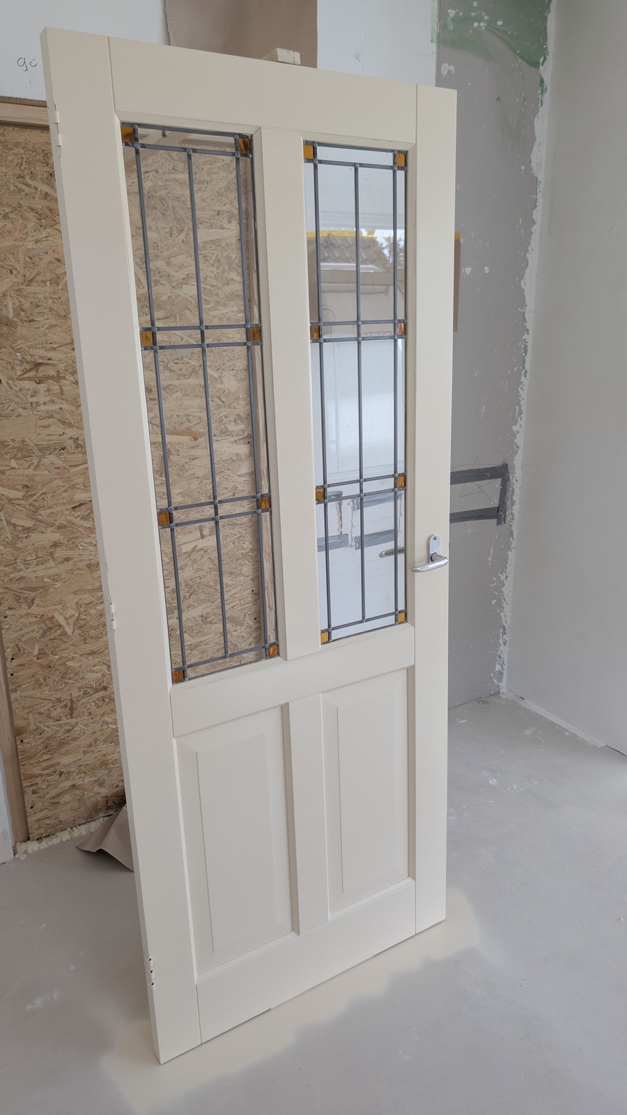 Klassieke paneeldeur met glas-in-lood, opnieuw wit gespoten